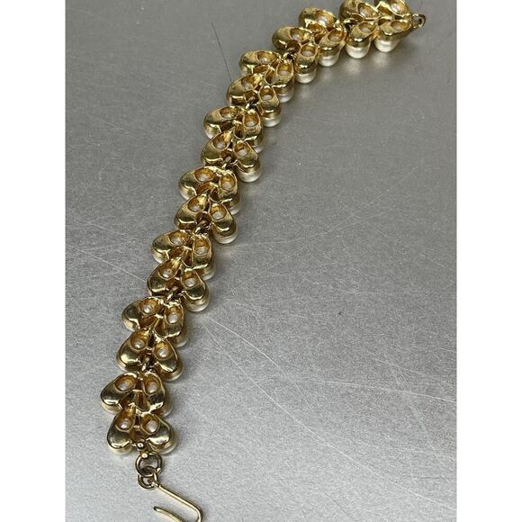 Vintage TRIFARI Serrated Rope Gold Tone Signed BRACELET Faux Pearl 6.25in - Picture 2 of 5